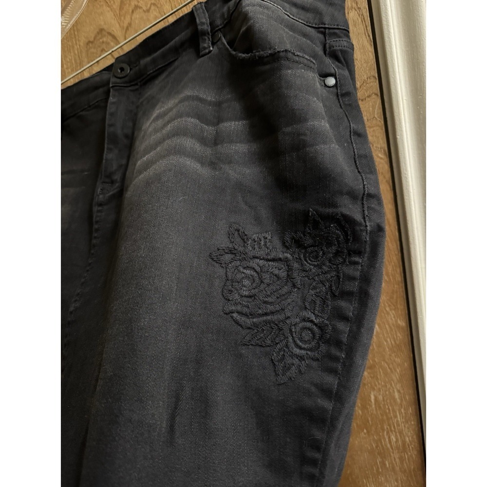 Torrid Black Pencil Mini Skirt Distressed Floral Embroidered Stretch Sz 24 Rock - Picture 3 of 7